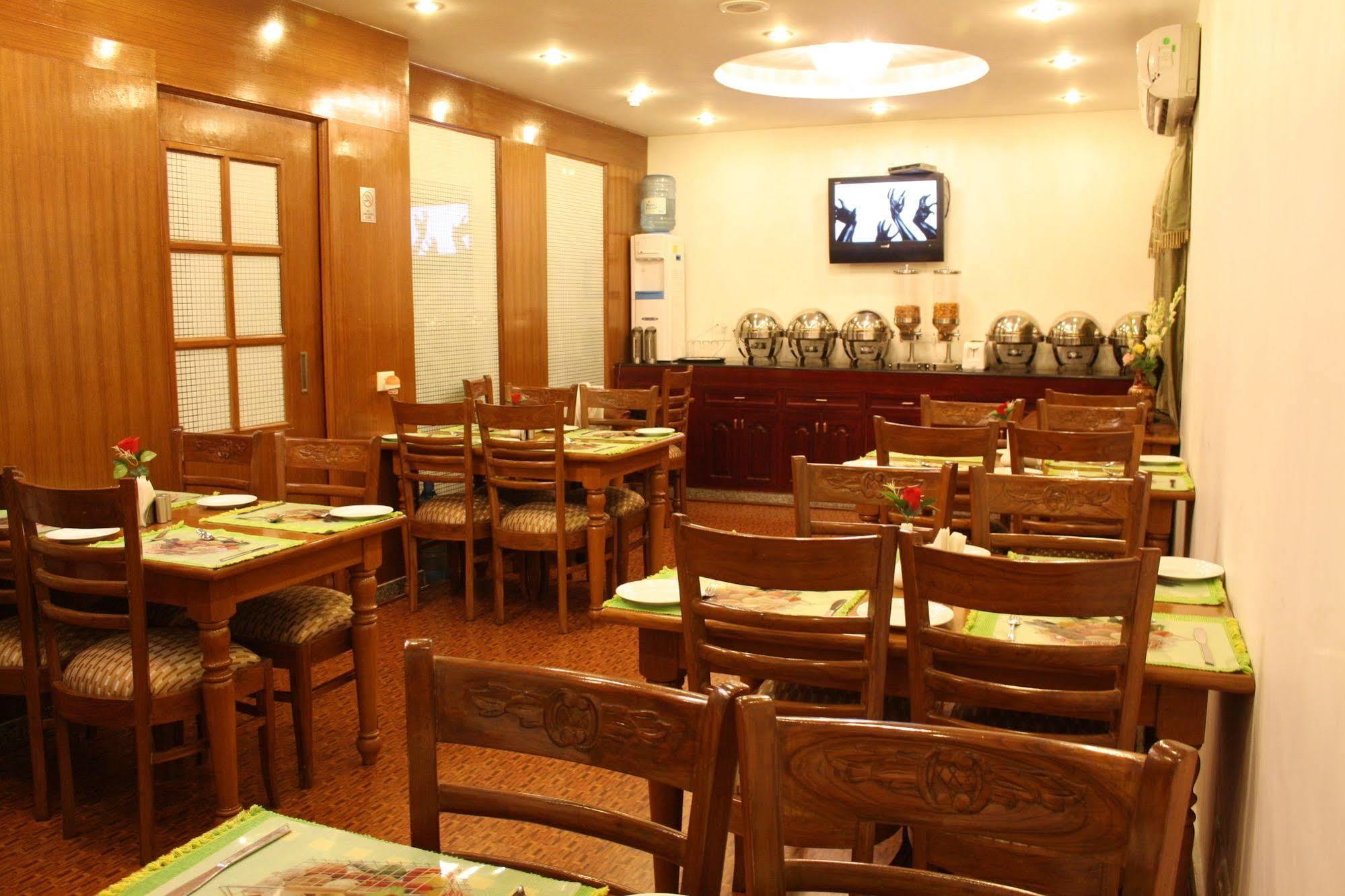 Oyo 367 Hotel Forest Green Ню Делхи Ресторант снимка